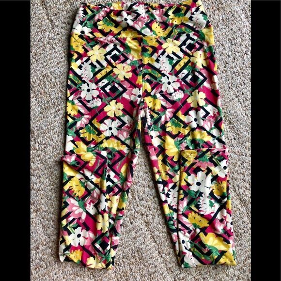 Beautiful leggings by Lularoe in one size - Picture 1 of 1
